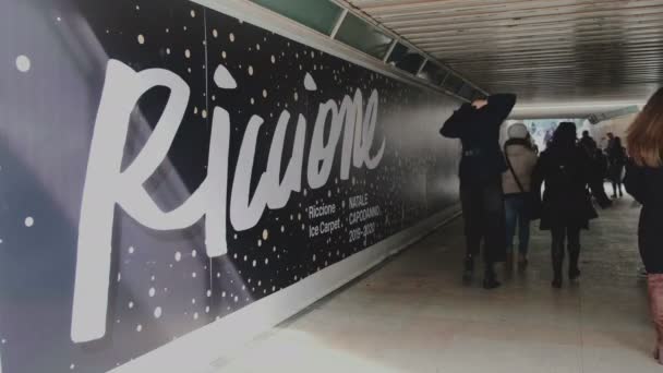 Emilia romagna región monumentos de la costa adriática italiana riviera romagnola - personas cruzan el túnel de entrada de Riccione a Viale Ceccarini — Vídeos de Stock