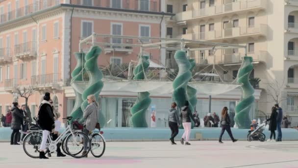 Riccione and Rimini landmarks of Emilia Romagna - люди на площі Piazzale Roma біля фонтану Bosco della Pioggia у Viale Ceccarini — стокове відео