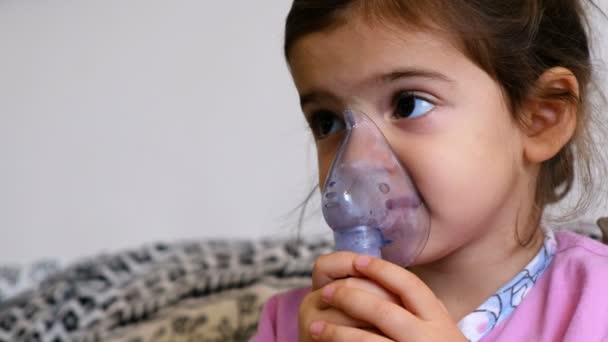 หอบหืดในวัยเด็กหายใจหน้ากากเจ็บป่วยเด็กสาวน้อยที่มีไข้หวัดใหญ่ id ทําละอองลอยอย่างอิสระ — วีดีโอสต็อก