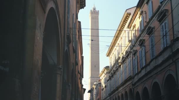 Bologna emilia romagna památky - krásné dvě věže nebo kvůli Torri nebo Torre degli Asinelli panning shot — Stock video