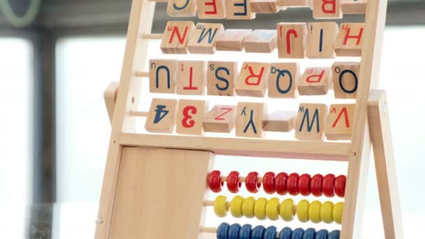Um brinquedo abacus alfabeto no fundo brilhante, luz — Vídeo de Stock
