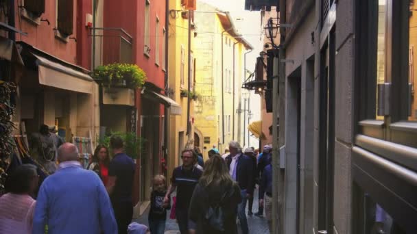 Hermosa calle estrecha sur italia con casas coloridas y muchos turistas caminando — Vídeo de stock