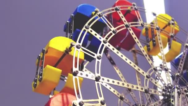 Rueda de ferris juguete rueda de observación panorámica fondo de vista inferior colorido — Vídeo de stock