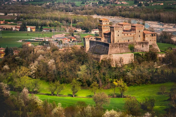 埃米利亚罗马纳地区的意大利城堡地标-帕尔马省-托雷恰拉城堡 — 图库照片