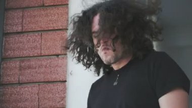 Metal müzik fanı seyircisi metalci kafa tokuşturuyor 