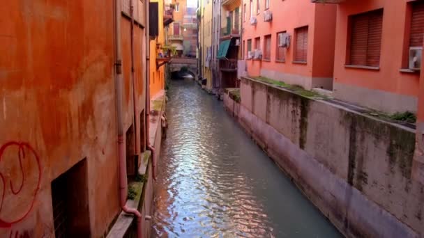 Emilia romagna zabytki Bolonii - Włochy - Canale di Reno lub Canal of the Moline w starej dzielnicy miasta — Wideo stockowe
