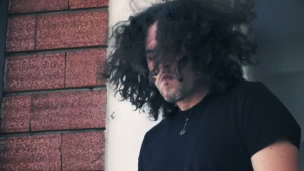 Metal fan cross process φίλτρο φόντο κοινό metalhead headbanging — Αρχείο Βίντεο