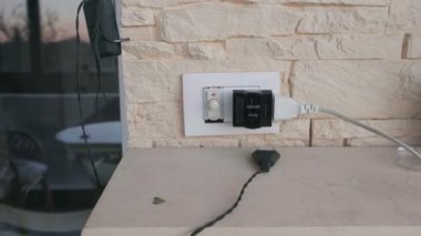 Kameralar elektrik prizine ve çoklu prizlere daha hızlı yaklaşır. Sarı taştan duvarlar - Avrupa prizleri 