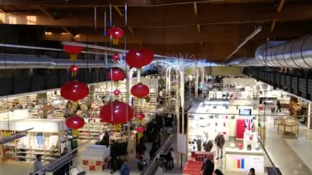 Crowded supermarket aerial view over people modern superstore with chinese lantern and shelves in Fico Eataly World Bologna Italy — Stock videók