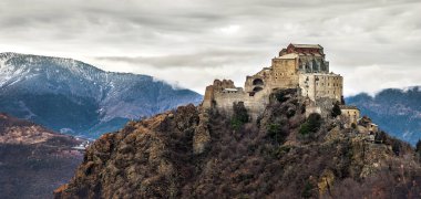 İtalya web afişi yatay arka plan Piedmont bölgesi Torino ili Sacra di San Michele manastırı yerel simgeleri