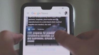 El yazmaları ve Bologna 'daki bir akıllı telefondan Coronavirus covid-19 haberlerini okuyun.