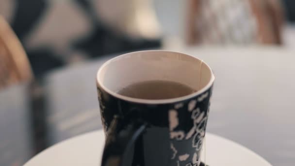 Taza de té caliente humo fondo nightcap en salón porche — Vídeos de Stock