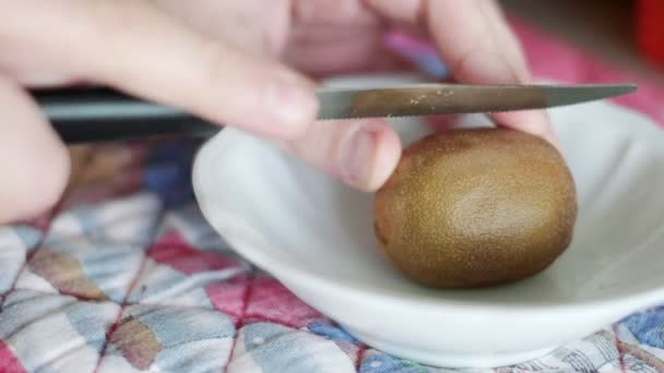 Mão com faca cortar kiwi metade da fruta — Vídeo de Stock