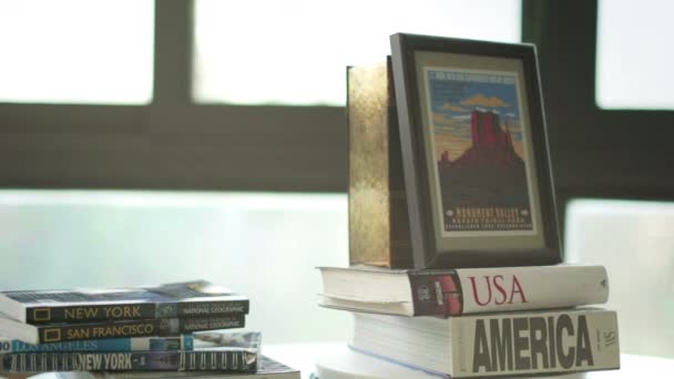 Organizar livros de viagem América para os EUA sobre o planejamento viagem rodoviária para o Monument Valley e outros parques nacionais dos EUA — Vídeo de Stock