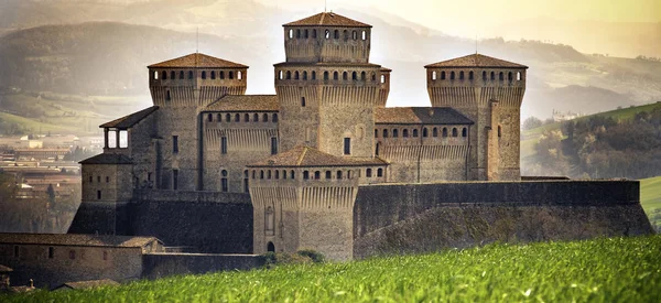 Casta horizontal fondo - italia web bandera emilia romagna región parma provincia monumentos locales castillo de torrechiara — Foto de Stock