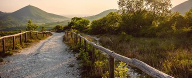 Euganean Hlls bölgesinde günbatımında yatay arka plan tepesi Pianoro del Mottolone patikası Padua İtalya Veneto bölgesi