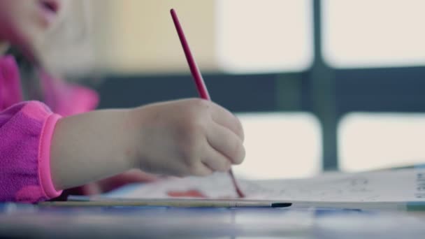 Mão de crianças com pincel - pintura fundo criatividade — Vídeo de Stock