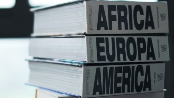 Libros rotatorios sobre continentes África, Europa y América — Vídeo de stock