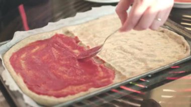 Ev yapımı rustik pizza italyan mutfağı - domates ve mozzarella peynirini fırın kağıdına koy