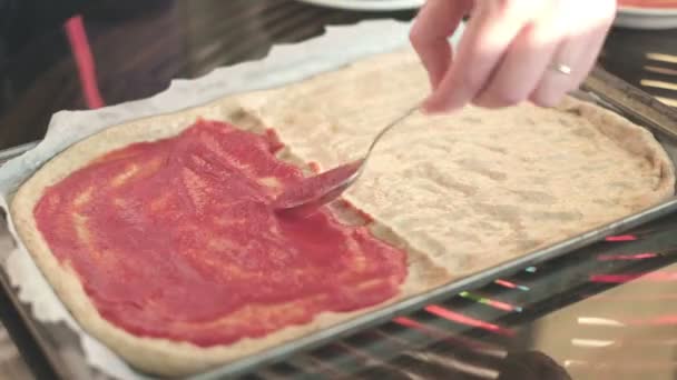 집에서 만든 소박 한 피자 이탈리아 요리의 배경 - 바킨 시트 위에 토마토와 모차렐라 치즈를 놓는 모습 — 비디오