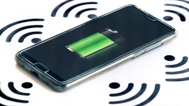 Kablosuz semboller ve pil simgesi arkaplanlı wi-fi şarj cihazı yatay