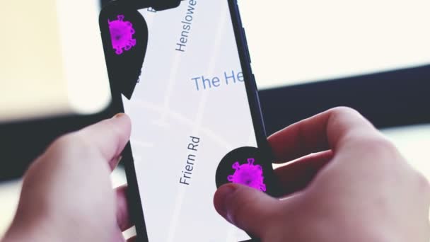 Contatto tracciamento app sfondo con mano scorrimento covid mappa malata su smartphone — Video Stock