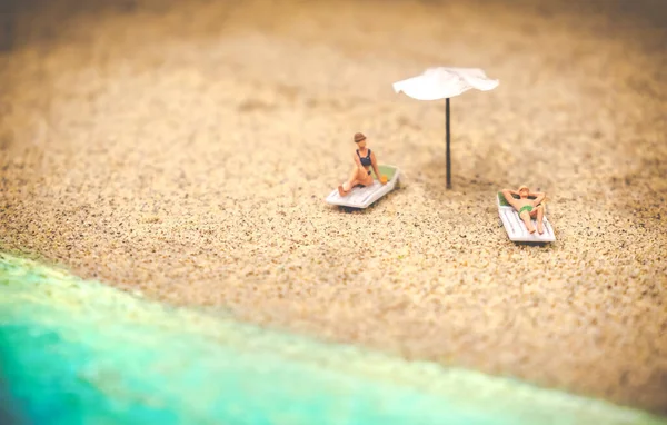 여름의 일광욕을 즐기는 해돋이 커플 복제품 이 즐비 한 해변에서 — 스톡 사진