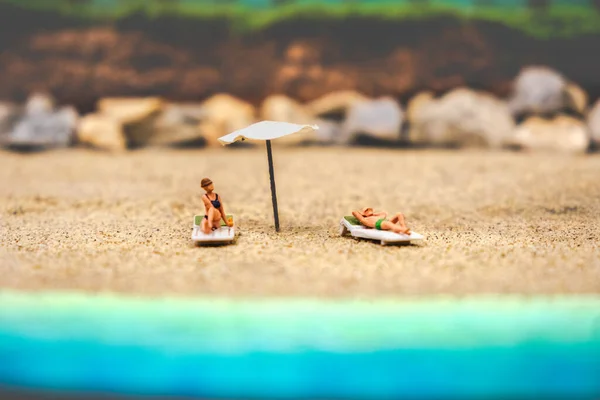Fond d'été sunbather couple dans la plage déserte bronzage avec espace de copie — Photo