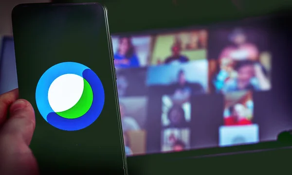 Handgebruik videoconferentie app icoon van Cisco Webex op smartphone — Stockfoto