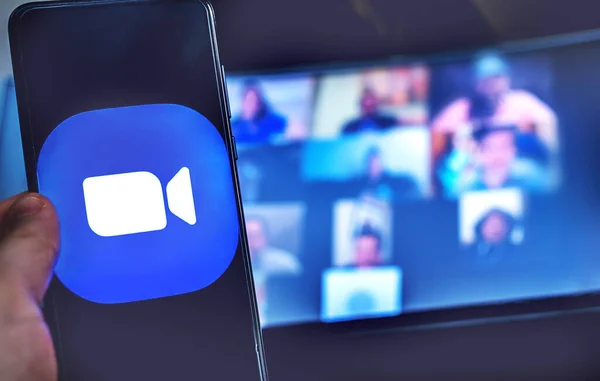 Zoom Buluşmasının el kullanımı video konferansı uygulama simgesi.