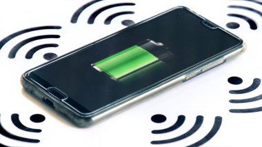 Kablosuz semboller ve pil simgesi arkaplanlı wi-fi şarj cihazı yatay