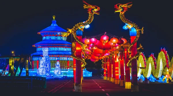 提灯祭りで龍と寺との青い夜の中国の水平線の背景 — ストック写真