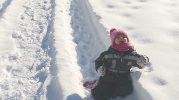 Esausto bambino piagnucolare su sfondo neve — Video Stock