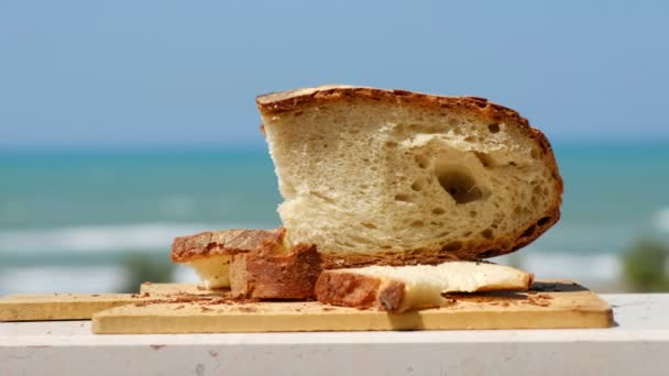 Panadería fondo con Pane Pugliese, un pan tradicional del sur de Italia tradición alimentaria — Vídeo de stock