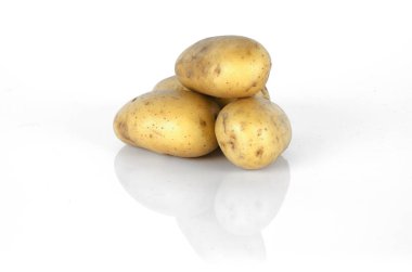 Beyaz arka planda izole edilmiş patatesler