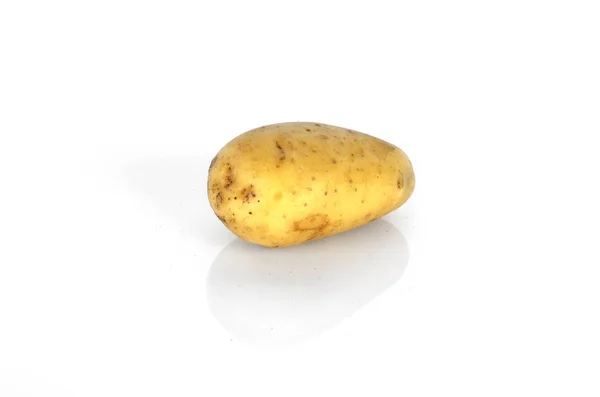Batatas isoladas sobre um fundo branco — Fotografia de Stock