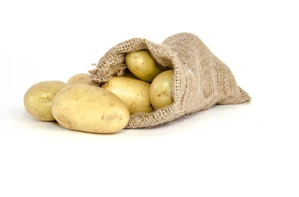 Batatas isoladas sobre um fundo branco — Fotografia de Stock