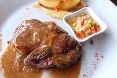 Izgara Dana biftek biber sosu ve patates kızartması ile