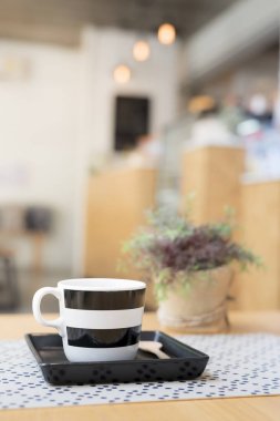 İyi tasarlanmış kahve fincanı Cafe ahşap bir masa üzerinde
