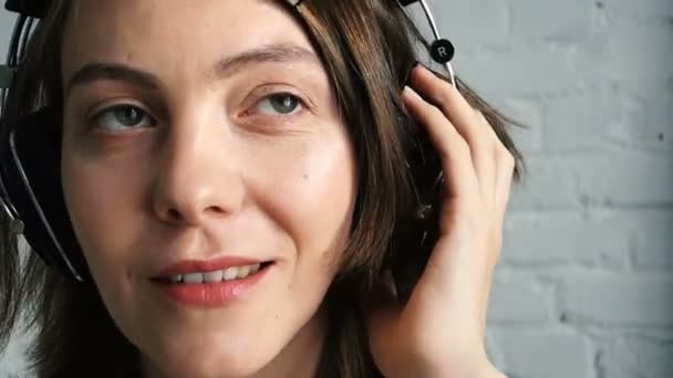 Женщина слушает музыку с наушниками вблизи — стоковое видео