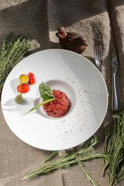 Biftek tartar ve çiğ yumurta