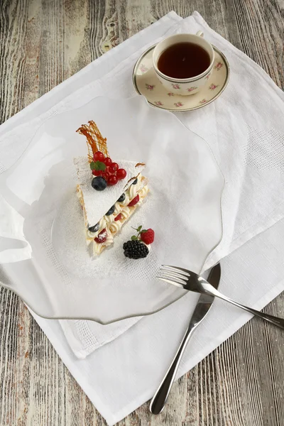 Francouzská jahoda a borůvkový dort — Stock fotografie