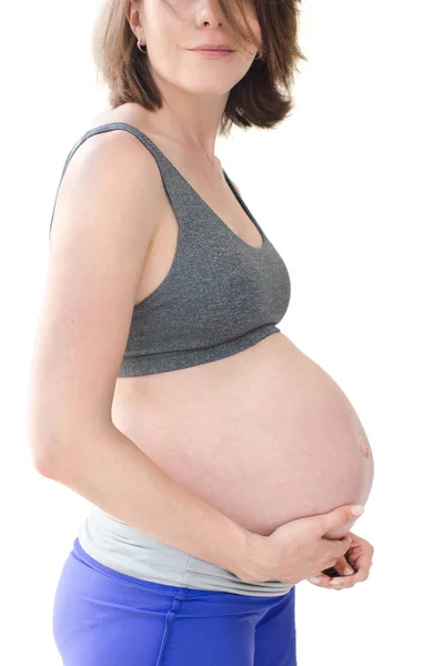 Großaufnahme Bauch einer schwangeren Frau in Sportbekleidung — Stockfoto