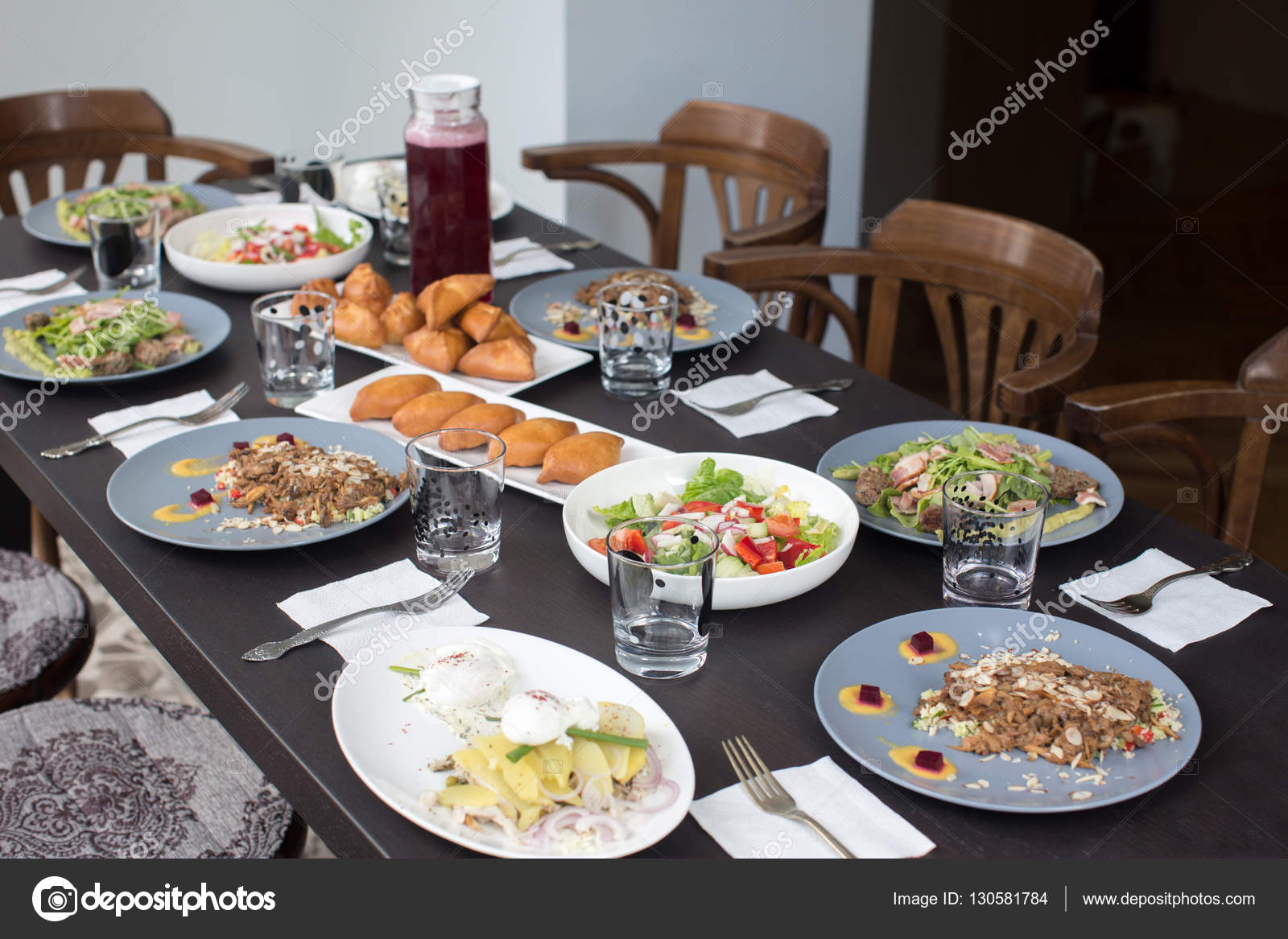 Resultado de imagen de cenas con la mesa puesta