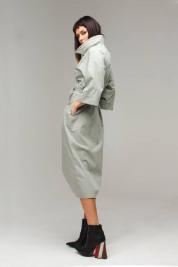 Beyaz bir pelerin modeli