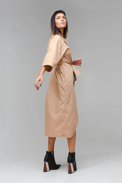 Posando modelo em um manto — Fotografia de Stock