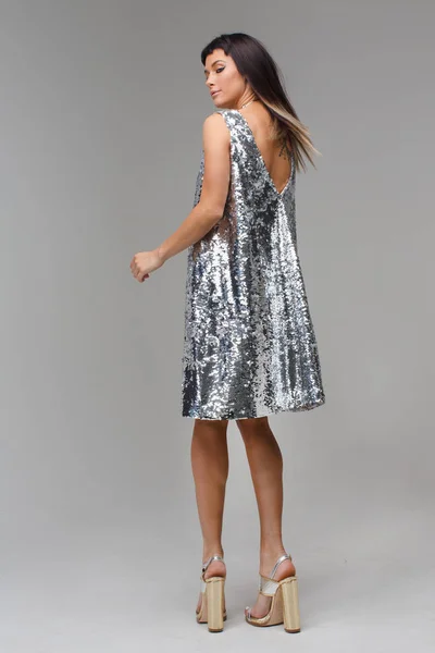 Model in een grijze jurk — Stockfoto