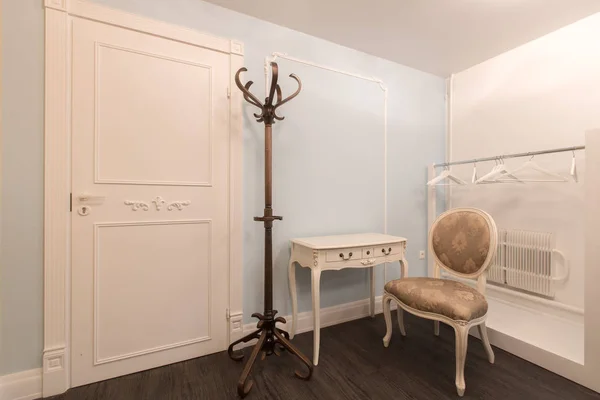 Habitación azul de diseño vintage con muebles — Foto de Stock