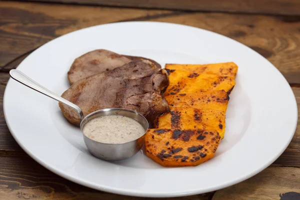 Lengua de carne con salsa y calabaza — Foto de Stock