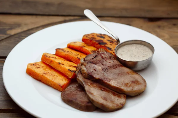 Lengua de carne con salsa y calabaza — Foto de Stock